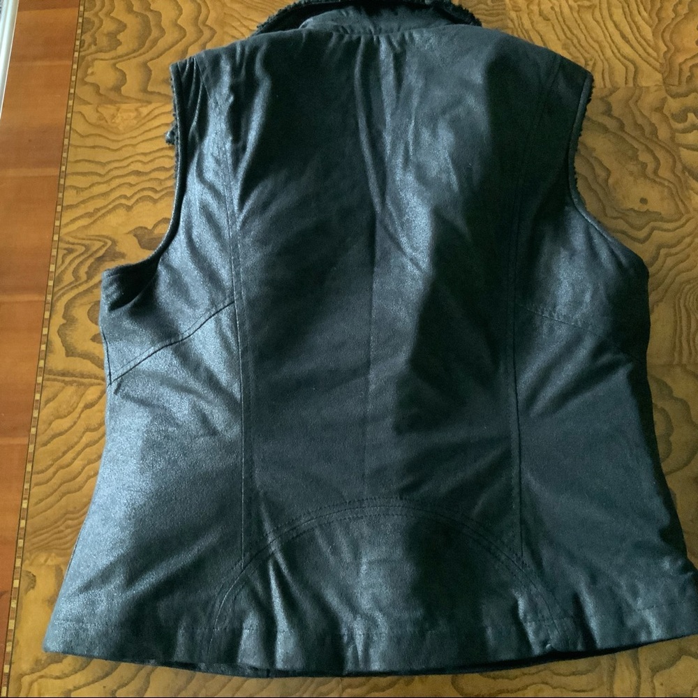 Buttons Vest - Picture 5 of 5